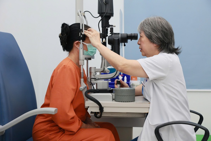 Sau ca ghép giác mạc, nữ bệnh nhân mù loà 10 năm vỡ oà xúc động, mong sớm về quê nhìn thấy người thân- Ảnh 1. Sau ca ghép giác mạc, nữ bệnh nhân mù loà 10 năm vỡ oà xúc động, mong sớm về quê nhìn thấy người thân- Ảnh 1.