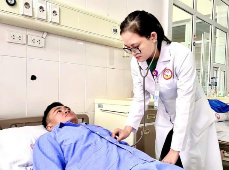 Quảng Ninh: Người đàn ông phải cấp cứu vì đàn ong vàng đốt khắp người- Ảnh 1.