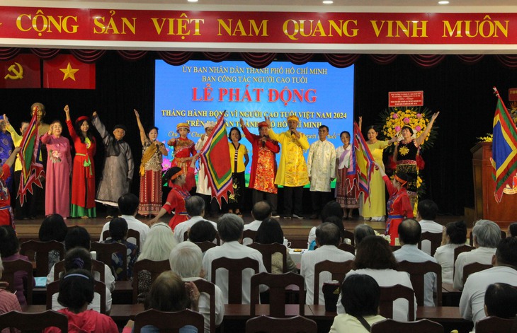 Người cao tuổi tham gia biểu diễn văn nghệ tại lễ phát động Tháng hành động vì người cao tuổi. Ảnh: Xuân Dự Người cao tuổi tham gia biểu diễn văn nghệ tại lễ phát động Tháng hành động vì người cao tuổi. Ảnh: Xuân Dự