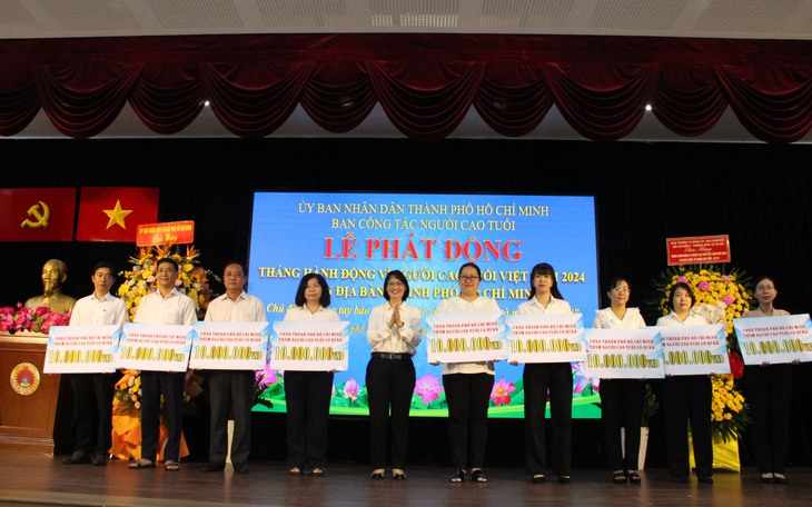 Lãnh đạo UBND TPHCM trao tặng quà cho đại diện người cao tuổi các địa phương. Ảnh: Xuân Dự Lãnh đạo UBND TPHCM trao tặng quà cho đại diện người cao tuổi các địa phương. Ảnh: Xuân Dự