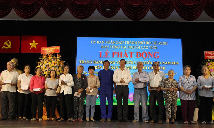 Người cao tuổi có hoàn cảnh khó khăn nhận quà hỗ trợ. Ảnh: Xuân Dự Người cao tuổi có hoàn cảnh khó khăn nhận quà hỗ trợ. Ảnh: Xuân Dự