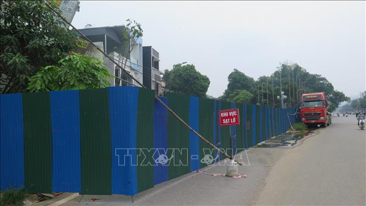 Hơn 50 ngôi nhà tại thành phố Lào Cai bị sạt, xô nghiêng- Ảnh 3. Hơn 50 ngôi nhà tại thành phố Lào Cai bị sạt, xô nghiêng- Ảnh 3.