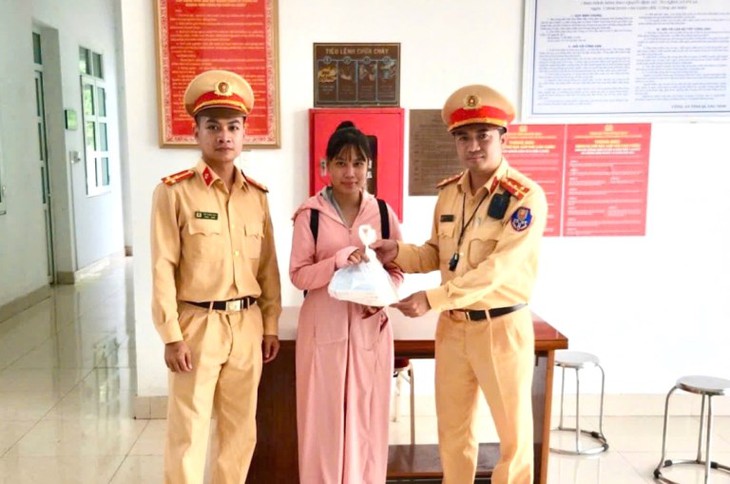 Bỏ quên thuốc điều trị bệnh hiếm muộn trên xe khách, nữ bệnh nhân được CSGT tìm giúp- Ảnh 1. Bỏ quên thuốc điều trị bệnh hiếm muộn trên xe khách, nữ bệnh nhân được CSGT tìm giúp- Ảnh 1.