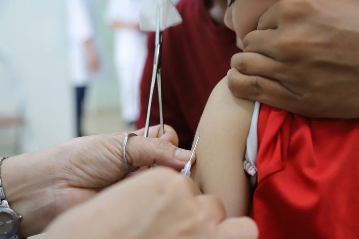 4 ngày làm việc xuyên lễ, gần 17.000 trẻ ở TPHCM đã được tiêm vaccine sởi - Ảnh 1. 4 ngày làm việc xuyên lễ, gần 17.000 trẻ ở TPHCM đã được tiêm vaccine sởi - Ảnh 1.
