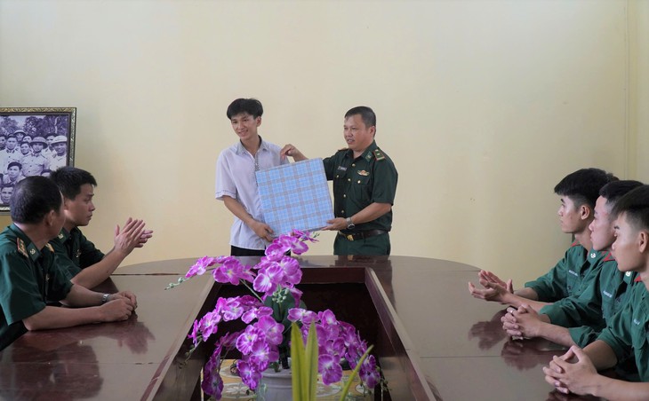 Chuyện về cậu con nuôi đầu tiên của lính 'quân hàm xanh' ở Quảng Bình đỗ Học viện Biên phòng- Ảnh 1. Chuyện về cậu con nuôi đầu tiên của lính 'quân hàm xanh' ở Quảng Bình đỗ Học viện Biên phòng- Ảnh 1.