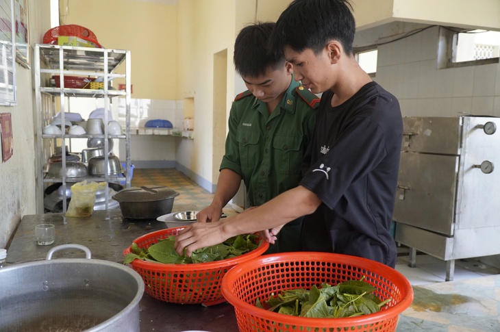 Chuyện về cậu con nuôi đầu tiên của lính 'quân hàm xanh' ở Quảng Bình đỗ Học viện Biên phòng- Ảnh 2. Chuyện về cậu con nuôi đầu tiên của lính 'quân hàm xanh' ở Quảng Bình đỗ Học viện Biên phòng- Ảnh 2.