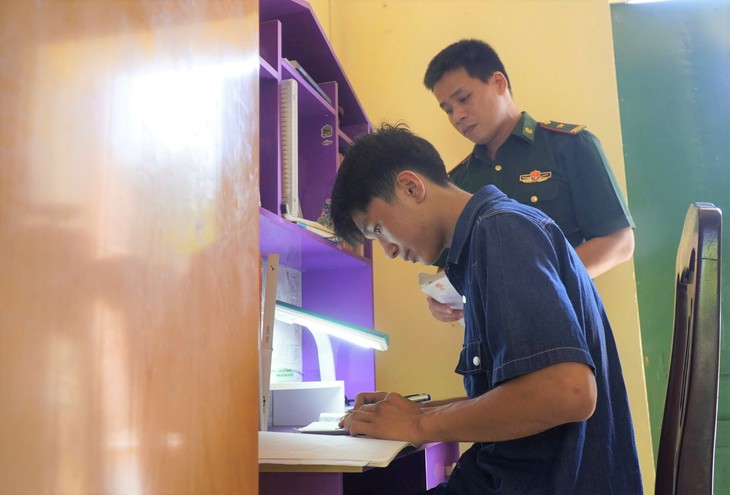 Chuyện về cậu con nuôi đầu tiên của lính 'quân hàm xanh' ở Quảng Bình đỗ Học viện Biên phòng- Ảnh 3. Chuyện về cậu con nuôi đầu tiên của lính 'quân hàm xanh' ở Quảng Bình đỗ Học viện Biên phòng- Ảnh 3.
