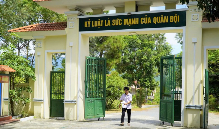 Chuyện về cậu con nuôi đầu tiên của lính 'quân hàm xanh' ở Quảng Bình đỗ Học viện Biên phòng- Ảnh 4. Chuyện về cậu con nuôi đầu tiên của lính 'quân hàm xanh' ở Quảng Bình đỗ Học viện Biên phòng- Ảnh 4.
