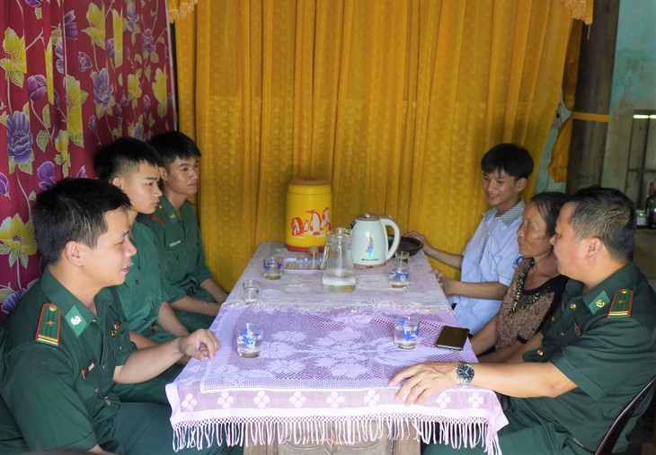 Chuyện về cậu con nuôi đầu tiên của lính 'quân hàm xanh' ở Quảng Bình đỗ Học viện Biên phòng- Ảnh 5. Chuyện về cậu con nuôi đầu tiên của lính 'quân hàm xanh' ở Quảng Bình đỗ Học viện Biên phòng- Ảnh 5.