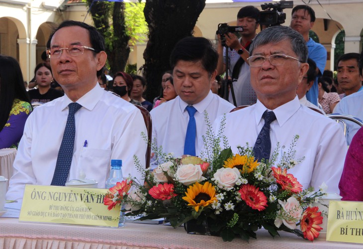 Bí thư Thành ủy TPHCM Nguyễn Văn Nên (bên trái) cùng lãnh đạo Sở GD&-ĐT TPHCM dự lễ khai giảng tại Trường THPT Chuyên Lê Hồng Phong. Ảnh: Xuân Dự