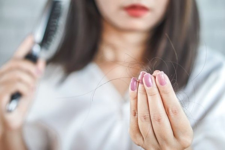 Thiếu vitamin D. Vitamin D rất quan trọng trong việc hỗ trợ, nuôi dưỡng nang tóc khỏe mạnh. Ảnh minh họa Thiếu vitamin D. Vitamin D rất quan trọng trong việc hỗ trợ, nuôi dưỡng nang tóc khỏe mạnh. Ảnh minh họa