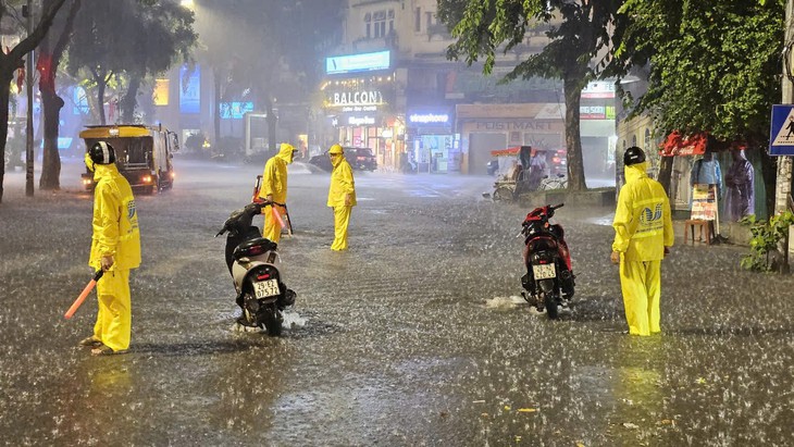 Hà Nội tổ chức trực 24/24h, chủ động đối phó với bão số 3- Ảnh 1.
