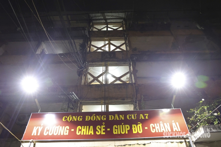 Hà Nội: 160 người dân ở chung cư xuống cấp đi tránh bão Yagi trong đêm- Ảnh 1. Hà Nội: 160 người dân ở chung cư xuống cấp đi tránh bão Yagi trong đêm- Ảnh 1.