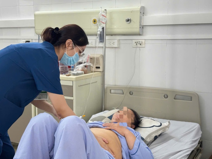 Uống 100 viên thuốc 'lạ' mỗi ngày, da cụ bà chuyển màu vàng như nghệ rồi nhập viện gấp- Ảnh 2.