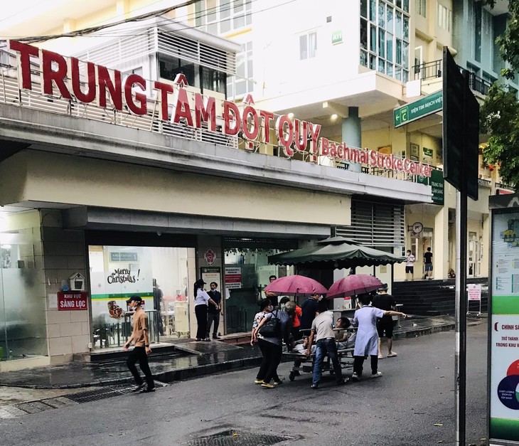 Bão số 3: Bệnh viện Bạch Mai sẵn sàng tiếp nhận người bệnh cấp cứu, tạm dừng khám theo yêu cầu- Ảnh 1. Bão số 3: Bệnh viện Bạch Mai sẵn sàng tiếp nhận người bệnh cấp cứu, tạm dừng khám theo yêu cầu- Ảnh 1.