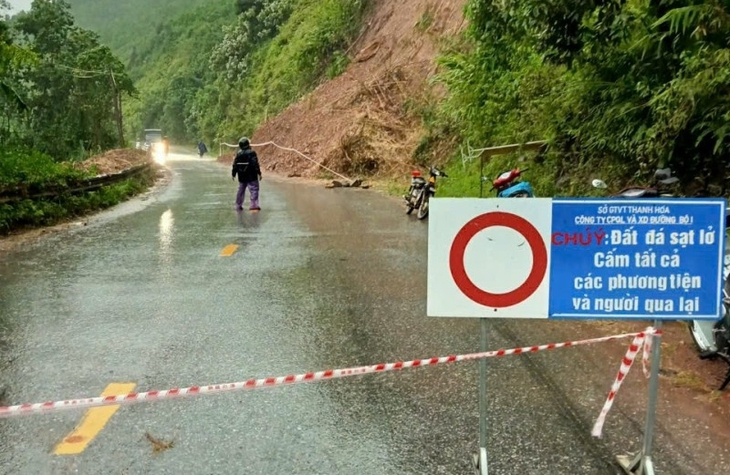 Hàng chục căn nhà ở Thanh Hóa bị tốc mái, chính quyền hỗ trợ di dời người dân an toàn- Ảnh 5.