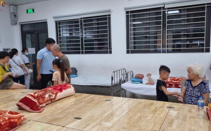 Hà Nội khẩn cấp di dời 160 người dân khu tập thể cũ đến nơi trú bão an toàn- Ảnh 13. Hà Nội khẩn cấp di dời 160 người dân khu tập thể cũ đến nơi trú bão an toàn- Ảnh 13.