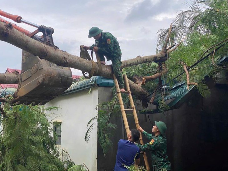 Hàng chục căn nhà ở Thanh Hóa bị tốc mái, chính quyền hỗ trợ di dời người dân an toàn- Ảnh 2.