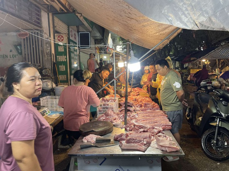 Thực phẩm đầy kệ ở các chợ, siêu thị Hà Nội, người dân tha hồ mua sắm- Ảnh 2.