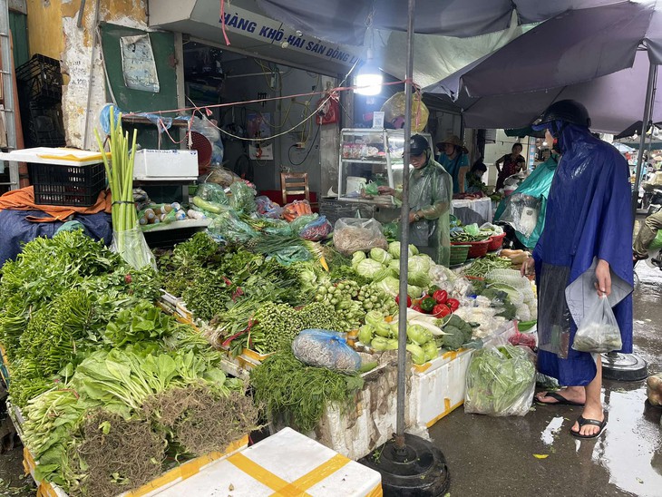 Thực phẩm đầy kệ ở các chợ, siêu thị Hà Nội, người dân tha hồ mua sắm- Ảnh 4.