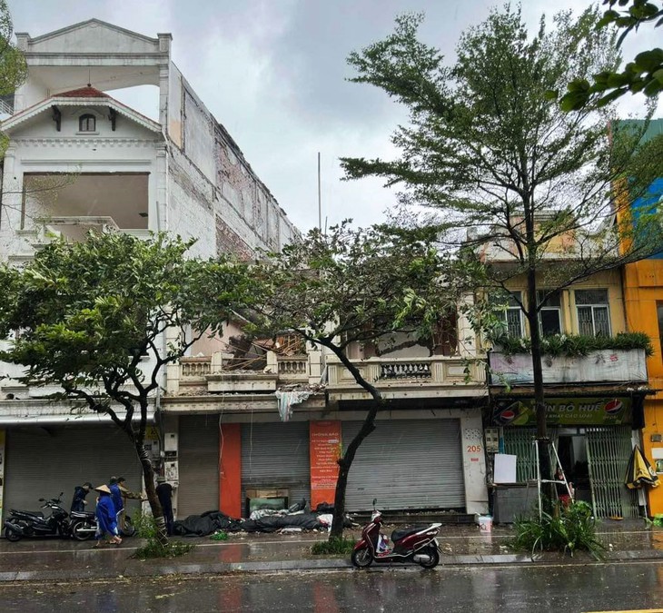 Nhà cửa, kho chứa đồ tại Hà Nội đổ sập do mưa bão- Ảnh 3. Nhà cửa, kho chứa đồ tại Hà Nội đổ sập do mưa bão- Ảnh 3.