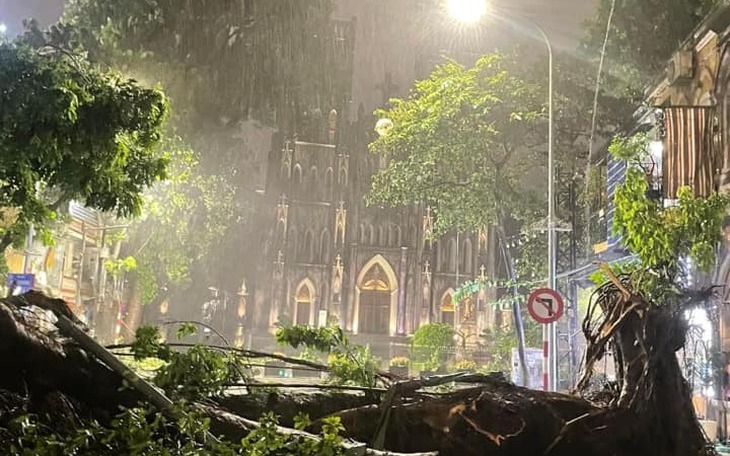 [LIVE] Bão số 3 càn quét Hà Nội, người dân không ra khỏi nơi tránh trú