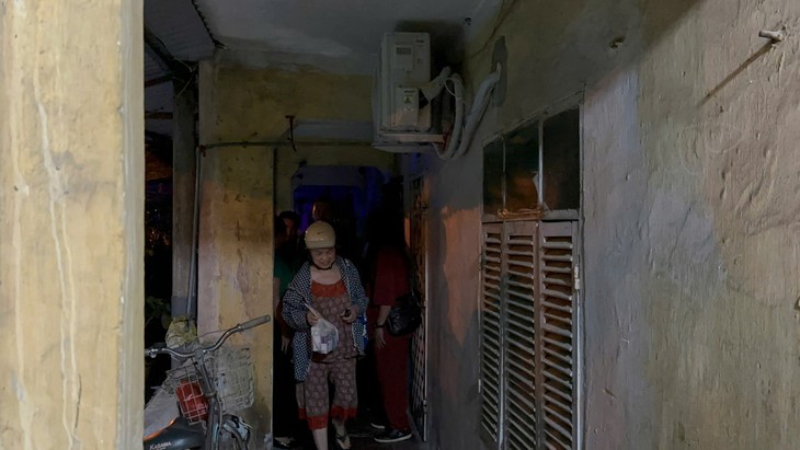 Hà Nội khẩn cấp di dời 160 người dân khu tập thể cũ đến nơi trú bão an toàn- Ảnh 11. Hà Nội khẩn cấp di dời 160 người dân khu tập thể cũ đến nơi trú bão an toàn- Ảnh 11.
