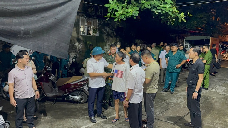 Hà Nội khẩn cấp di dời 160 người dân khu tập thể cũ đến nơi trú bão an toàn- Ảnh 8. Hà Nội khẩn cấp di dời 160 người dân khu tập thể cũ đến nơi trú bão an toàn- Ảnh 8.