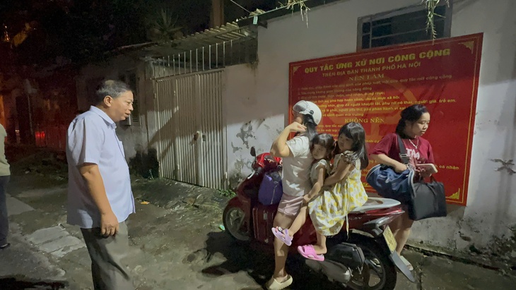 Hà Nội khẩn cấp di dời 160 người dân khu tập thể cũ đến nơi trú bão an toàn- Ảnh 6. Hà Nội khẩn cấp di dời 160 người dân khu tập thể cũ đến nơi trú bão an toàn- Ảnh 6.