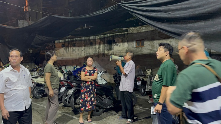 Hà Nội khẩn cấp di dời 160 người dân khu tập thể cũ đến nơi trú bão an toàn- Ảnh 2. Hà Nội khẩn cấp di dời 160 người dân khu tập thể cũ đến nơi trú bão an toàn- Ảnh 2.