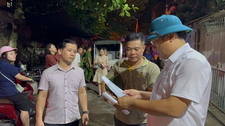 Hà Nội khẩn cấp di dời 160 người dân khu tập thể cũ đến nơi trú bão an toàn- Ảnh 4. Hà Nội khẩn cấp di dời 160 người dân khu tập thể cũ đến nơi trú bão an toàn- Ảnh 4.