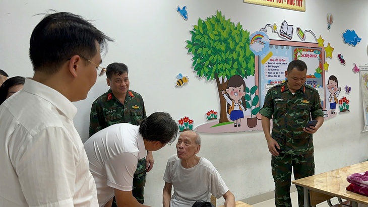 Hà Nội khẩn cấp di dời 160 người dân khu tập thể cũ đến nơi trú bão an toàn- Ảnh 12. Hà Nội khẩn cấp di dời 160 người dân khu tập thể cũ đến nơi trú bão an toàn- Ảnh 12.