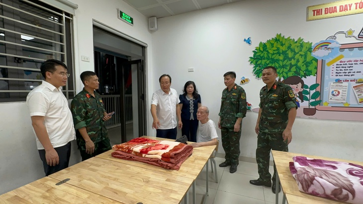 Hà Nội khẩn cấp di dời 160 người dân khu tập thể cũ đến nơi trú bão an toàn- Ảnh 15. Hà Nội khẩn cấp di dời 160 người dân khu tập thể cũ đến nơi trú bão an toàn- Ảnh 15.