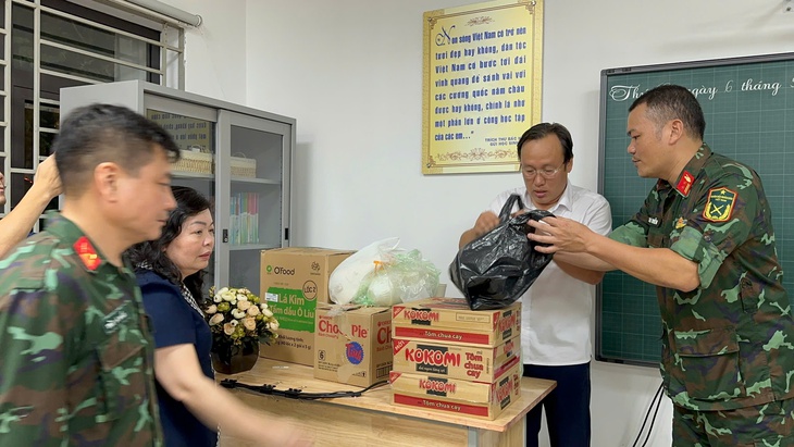 Hà Nội khẩn cấp di dời 160 người dân khu tập thể cũ đến nơi trú bão an toàn- Ảnh 14. Hà Nội khẩn cấp di dời 160 người dân khu tập thể cũ đến nơi trú bão an toàn- Ảnh 14.