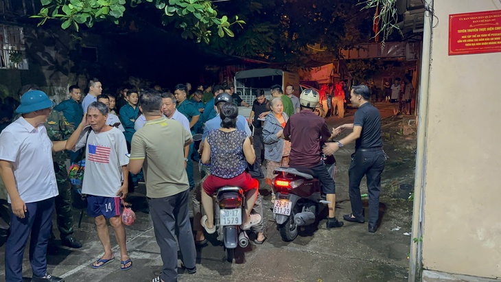 Hà Nội khẩn cấp di dời 160 người dân khu tập thể cũ đến nơi trú bão an toàn- Ảnh 3. Hà Nội khẩn cấp di dời 160 người dân khu tập thể cũ đến nơi trú bão an toàn- Ảnh 3.