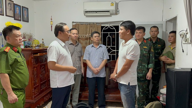 Hà Nội khẩn cấp di dời 160 người dân khu tập thể cũ đến nơi trú bão an toàn- Ảnh 5. Hà Nội khẩn cấp di dời 160 người dân khu tập thể cũ đến nơi trú bão an toàn- Ảnh 5.