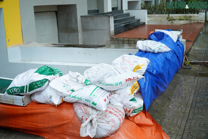 Người Hà Nội 'đắp đê' trước cửa nhà để chống ngập khi bão đổ bộ - Ảnh 6.