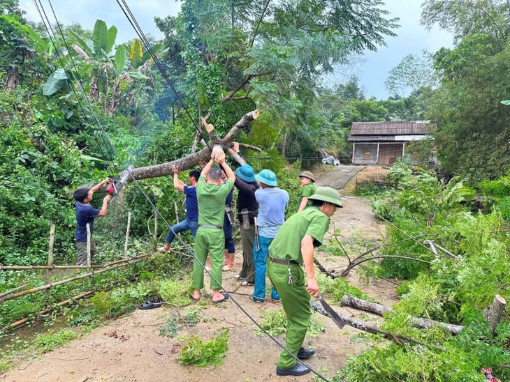 Yên Bái: Hơn 100 ngôi nhà bị thiệt hại do siêu bão Yagi- Ảnh 3. Yên Bái: Hơn 100 ngôi nhà bị thiệt hại do siêu bão Yagi- Ảnh 3.