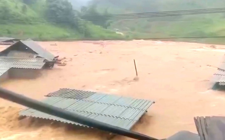 Yên Bái, Sơn La: Nhà dân bị ngập tới nóc, nhiều tuyến đường chia cắt do ảnh hưởng của siêu bão Yagi