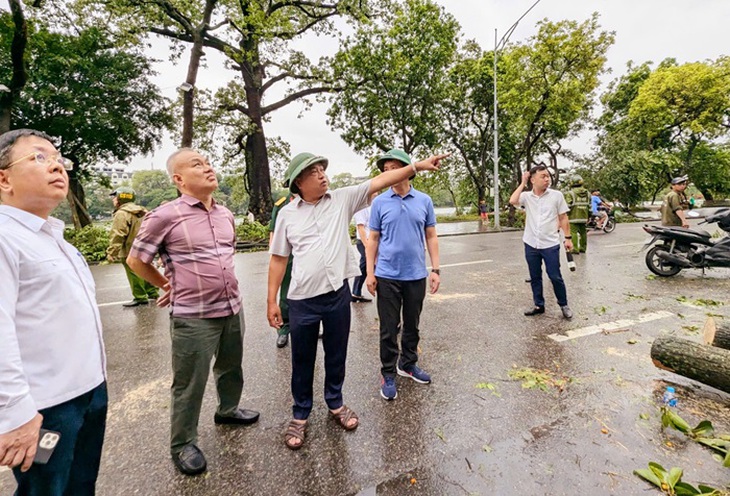 Chủ tịch UBND TP Hà Nội: Cố gắng giữ lại cây xanh trăm tuổi gãy đổ - Ảnh 1. Chủ tịch UBND TP Hà Nội: Cố gắng giữ lại cây xanh trăm tuổi gãy đổ - Ảnh 1.