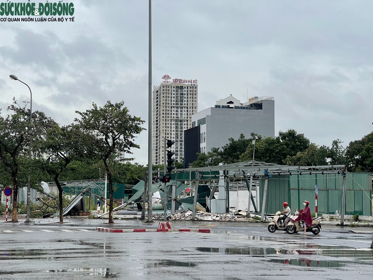 Đường phố Hà Nội khi bão Yagi đi qua- Ảnh 8.