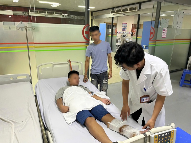 Cấp cứu nhiều bệnh nhân bị tai nạn, chấn thương trong cơn bão Yagi- Ảnh 1.
