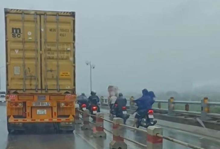 Xúc động lời cảm tạ các tài xế sau những hành động chạm đến trái tim trong siêu bão Yagi- Ảnh 2. Xúc động lời cảm tạ các tài xế sau những hành động chạm đến trái tim trong siêu bão Yagi- Ảnh 2.