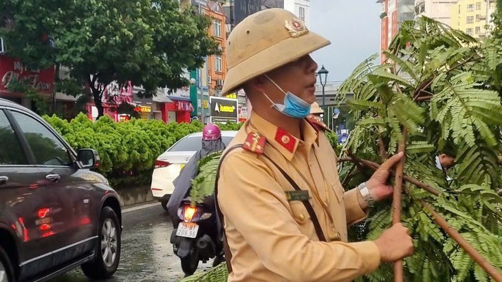 Xúc động lời cảm tạ các tài xế sau những hành động chạm đến trái tim trong siêu bão Yagi- Ảnh 3. Xúc động lời cảm tạ các tài xế sau những hành động chạm đến trái tim trong siêu bão Yagi- Ảnh 3.