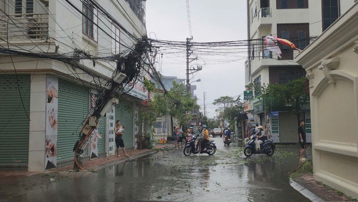 Những hình ảnh của Hải Phòng hôm nay 8/9 khi bão Yagi đi qua- Ảnh 1. Những hình ảnh của Hải Phòng hôm nay 8/9 khi bão Yagi đi qua- Ảnh 1.