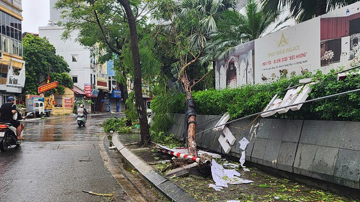 Sau bão số 3, hàng loạt cột biển báo giao thông xiêu vẹo, đổ gãy nằm phơi mình trên đường- Ảnh 1.