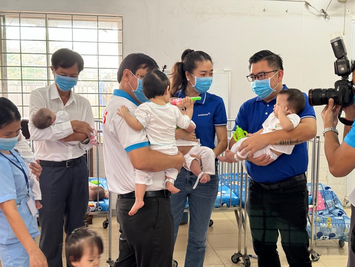 FPT Long Châu đến thăm và tặng quà cho các bé từng sống tại Mái ấm Hoa Hồng- Ảnh 4.