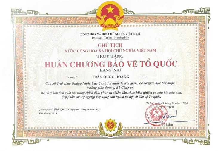 Truy tặng Huân chương bảo vệ Tổ quốc hạng Nhì cho Trung tá Trần Quốc Hoàng- Ảnh 2. huân chương