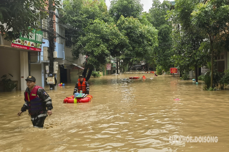 Hàng trăm Cảnh sát Cơ động giúp dân thoát khỏi vùng lũ tại thành phố Lào Cai- Ảnh 1.