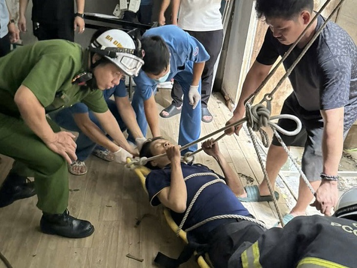 Cứu người bị thương mắc kẹt trên mái nhà- Ảnh 1.